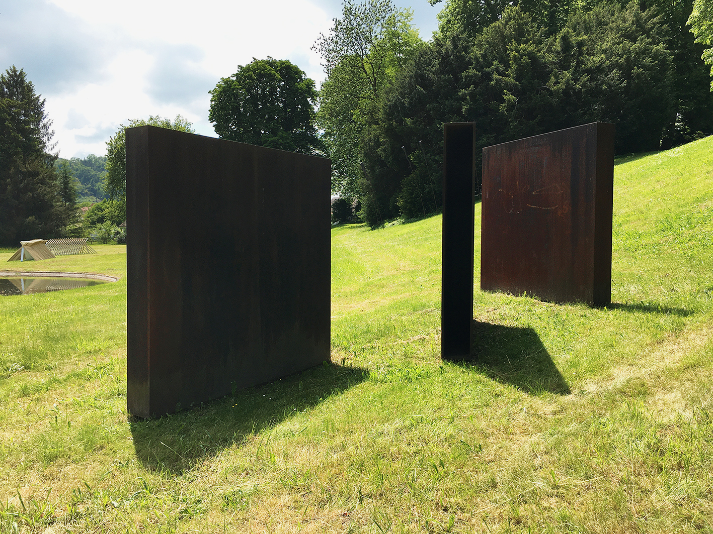 Die Eisen-Plasik von Claudio Magoni ist ein Beispiel der Minimal-Art und steht als Spurensicherung zeitgenössischer Kunst im histrischen Umfeld des Schlosspark Ebenrain in CH-Sissach BL. Sie ist Teil der Sammlung Kunst im öffentlichen Raum des Kanton Basel-Landschaft.